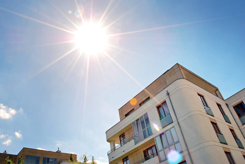 modernes Apartmenthaus bei Sonnenschein