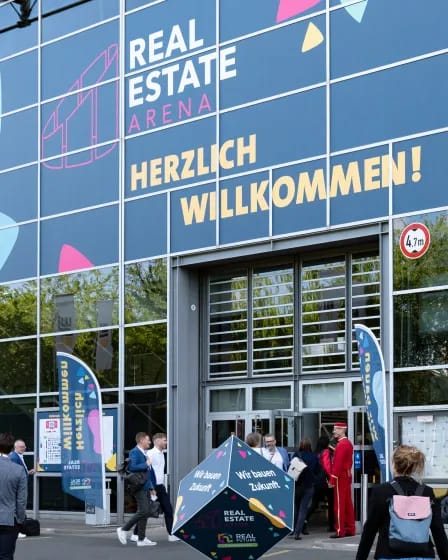 Impressionen Real Estate Arena 2025, ankommende Besucher auf dem Freigelände auf dem Weg zum Eingang