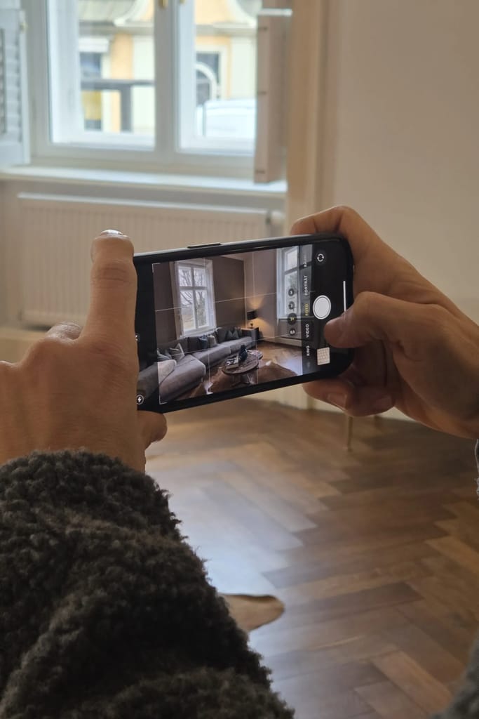 Person achtet beim Fotografieren auf gerade vertikale Linien