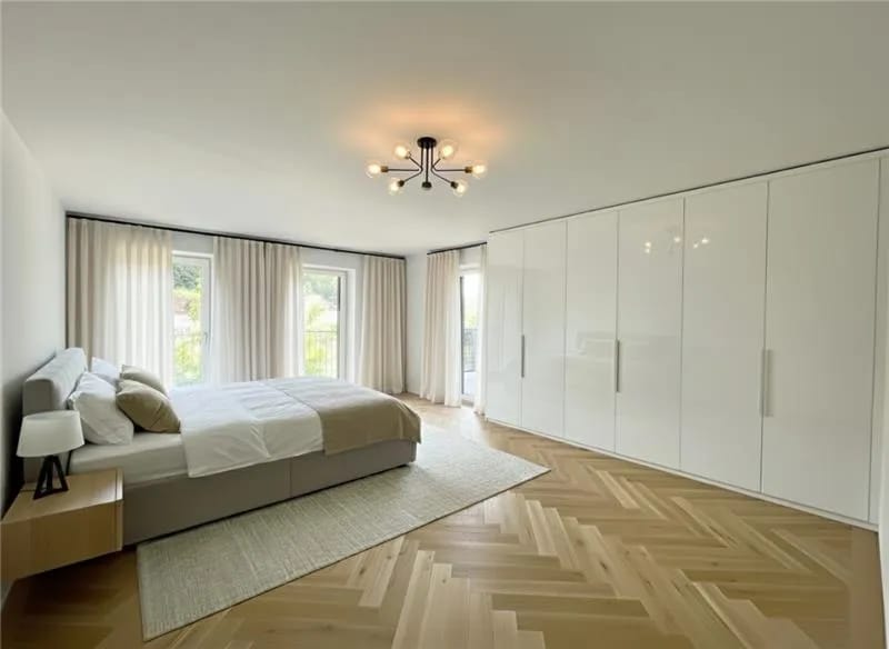 Schlafzimmer als KI-Rendering fertig eingerichtet auf Basis des Rohbaubilds