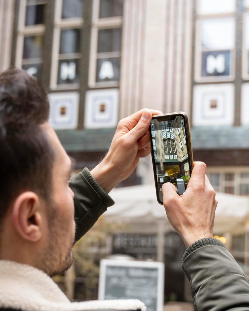 Outdoorfoto einer Immobilie mit Smartphone