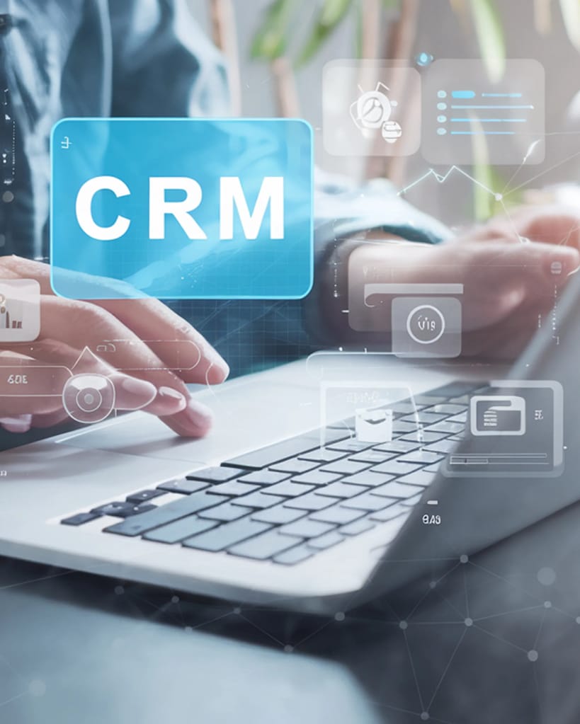 Stock-Bild zur CRM mit Person mit Laptop im Hintergrund.
