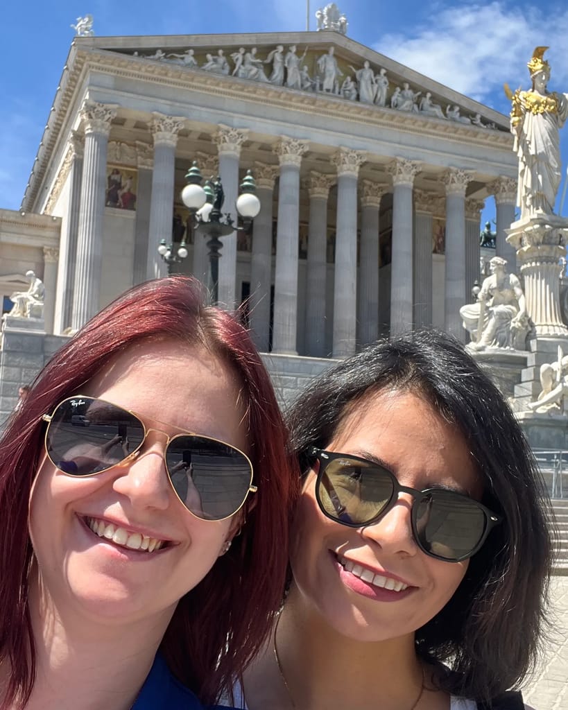 Mitarbeiter Carmen Rezac & Zeynab Liraki vorm österreichischen Parlament