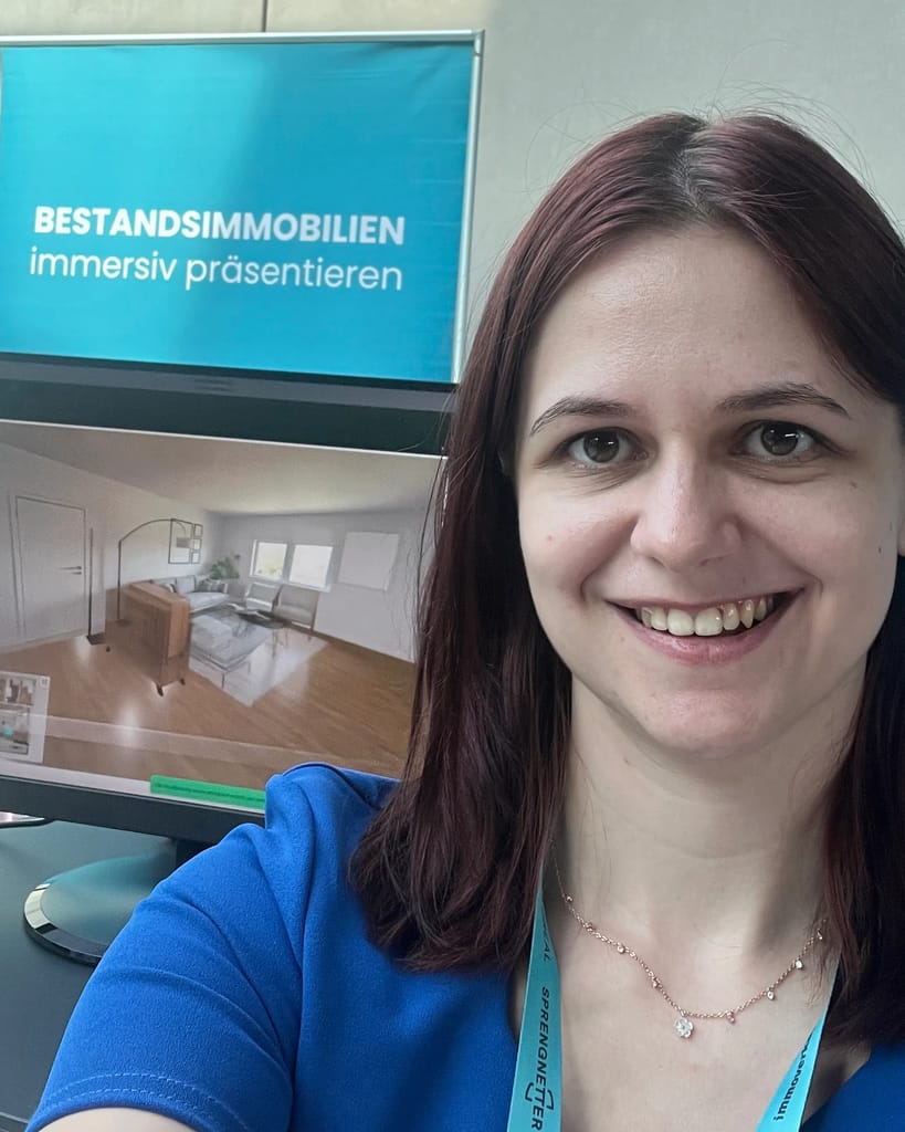 Carmen Rezac am Stand von REALITIQ beim Wiener Immobilienclub