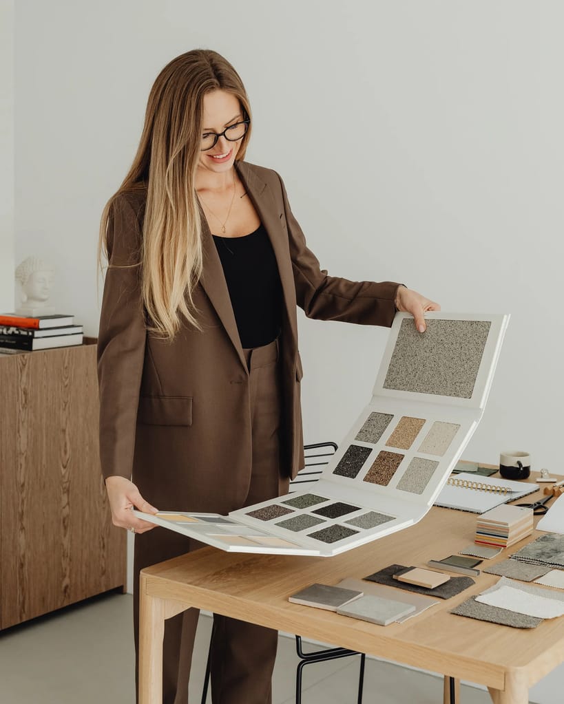 Interior Designer sucht Muster aus